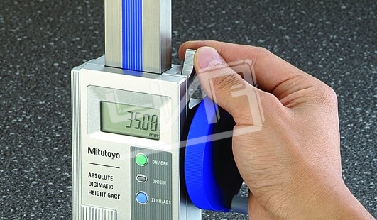 Штангенрейсмас ШРЦ- 300/12" 0,01/0,0005" электронный с маховиком 570-312 Mitutoyo